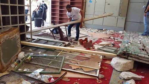 Des soldats et des colons israéliens attaquent la mosquée Al-Aqsa (vidéo)